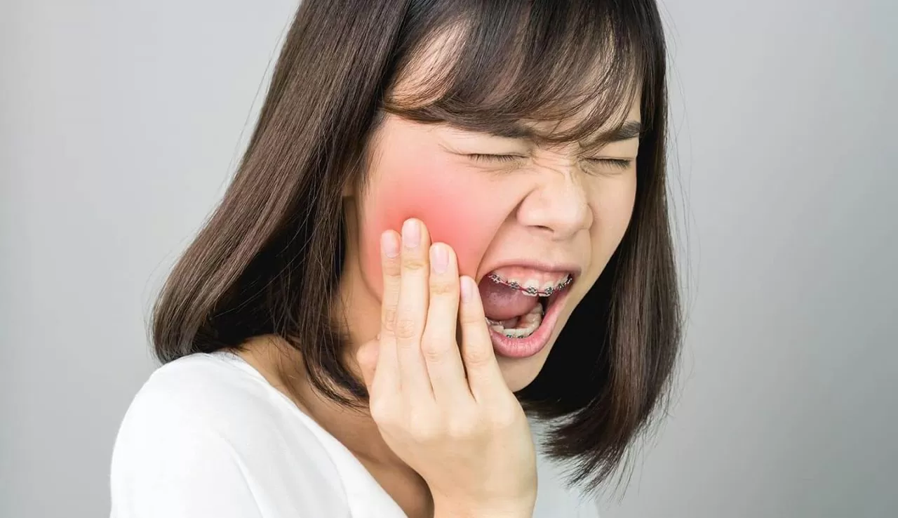 Apa Perbedaan Gigi Ngilu dan Gigi Sensitif serta Penyebab Utama Keduanya?