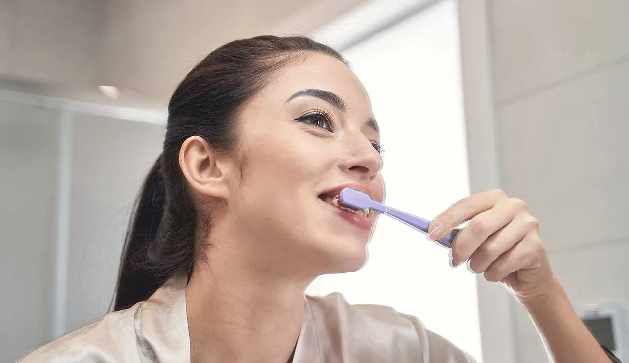 Apakah Benar Menyikat Gigi dengan Bulu Sikat yang Keras dan Kuat Dapat Membuat Gigi Kita Lebih Bersih?