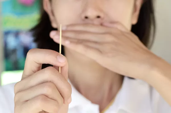 5 Bahaya Jika Keseringan Menggunakan Tusuk Gigi